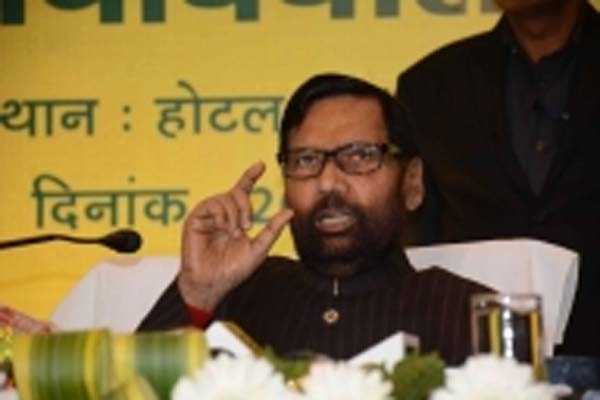 चिराग के हर फैसले के साथ मजबूती से खड़ा हूं: राम विलास पासवान